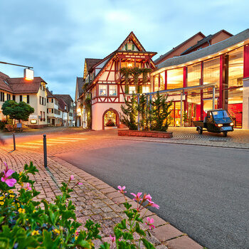 Die beiden Hotels, Haupthaus Lamm und Stammhaus Krone, bei Dämmerung.