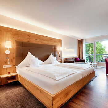 Large bed in the cozy, light-flooded hotel room in the Hotel Berlins KroneLamm.