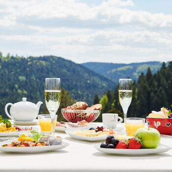 Leckere Frühstücksspezialitäten stehen auf einem Tisch auf der Panoramaterrasse des Hotelrestaurants Kronelamm im Schwarzwald.