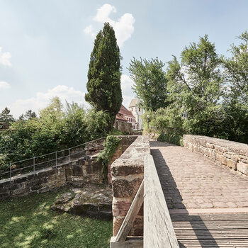 A bridge leads over a ditch into the Zavelsteiner Städtle.