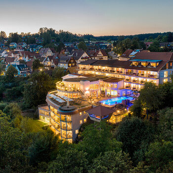 Beleuchtete Außenansicht des Wellnesshotels Kronelamm im Schwarzwald am Abend