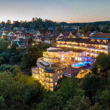 Beleuchtete Außenansicht des Wellnesshotels Kronelamm im Schwarzwald am Abend