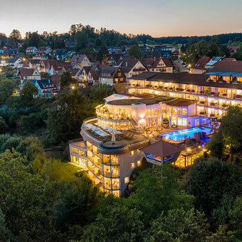 Der Blick aus der Luft auf das beleuchtete Hotel Kronelamm im Schwarzwald am Abend