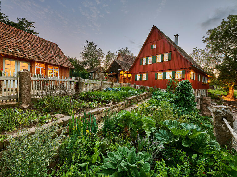 Der grüne Gemüsegarten mit verschiedenen Gemüsebeeten im Innenhof des Theurerhof-Anwesens