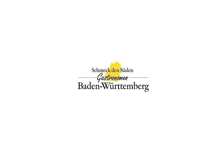 Schmeck den Gastronomen Baden-Württemberg" steht für die Förderung und Wertschätzung der regionalen Gastronomie und kulinarischen Vielfalt in Baden-Württemberg, indem lokale Gastronomen und ihre Spezialitäten hervorgehoben werden auf weißem Hintergrund die gelbe Silhouette von Baden-Württemberg mit den Schriftzügen "schmeck den Gastronomen" und "Baden-Württemberg