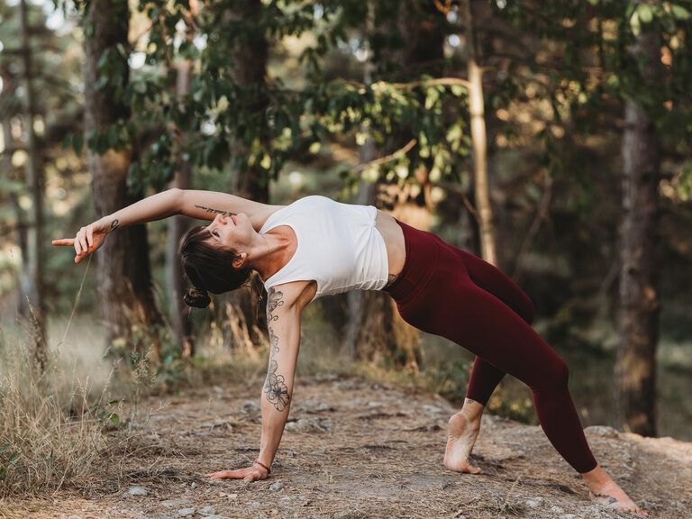 Steffi von Sweet Spot Yoga bei einer Yoga-Übung im Schwarzwald-Retreat im Hotel Kronelamm